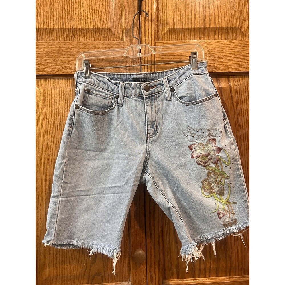 a.n.a Women 8 Petite Light Wash Denim Bermuda Shorts Floral Embroidery Fray Hem